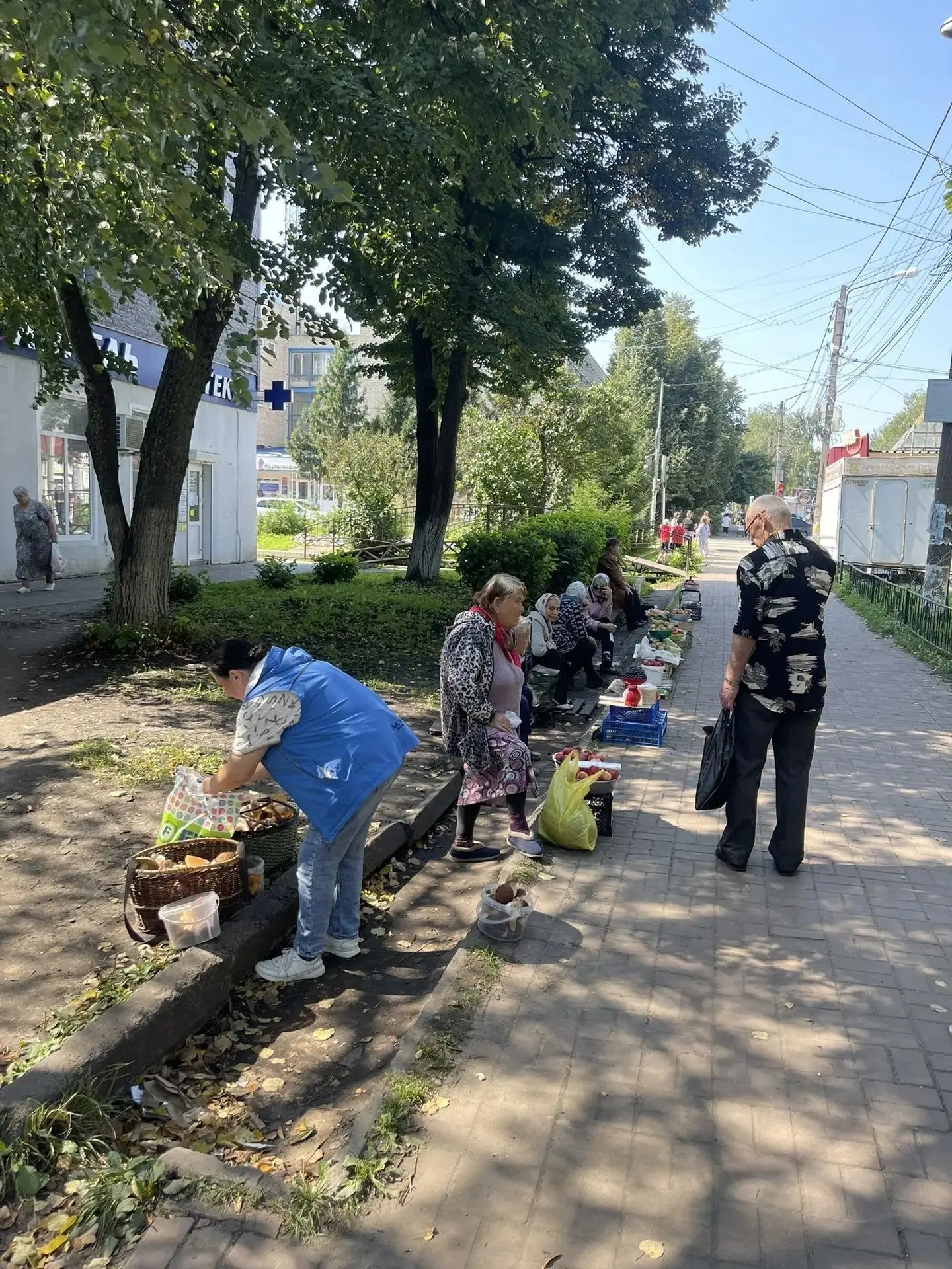 В Алатыре бабушкам, торгующим ягодами, грозят штрафы, заявили горожане.