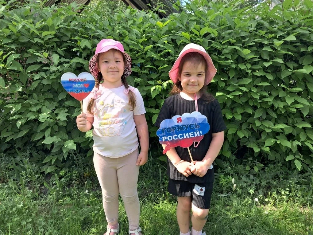 📸 Улыбки, флаги и триколор — наша детская фотосессия ко Дню России готова! 🇷🇺