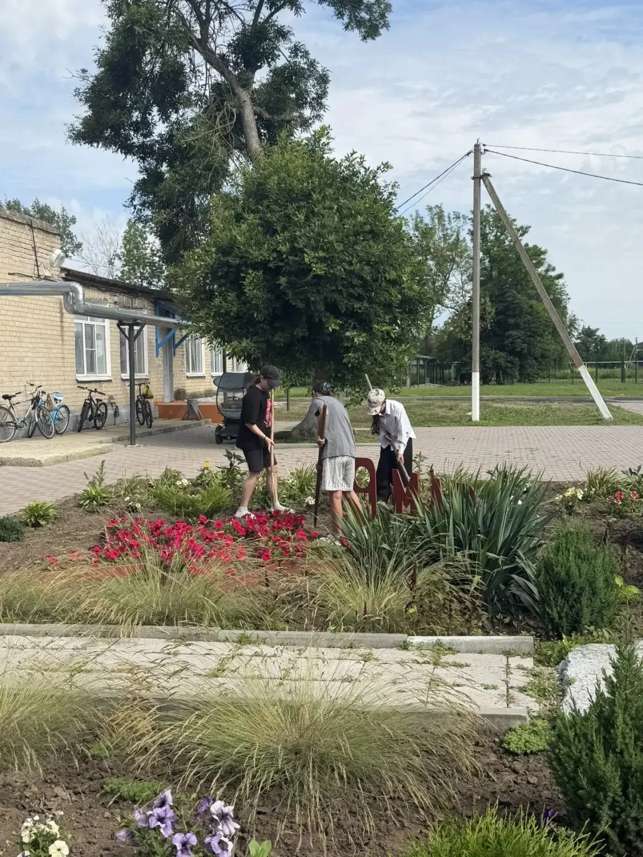 📍 Летняя трудовая практика: благоустройство пришкольной территории

В нашей школе продолжаются план