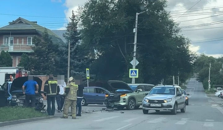 В центре Сызрани произошло серьезное ДТП

Автомобильная авария случилась на нерегулируемом перекре