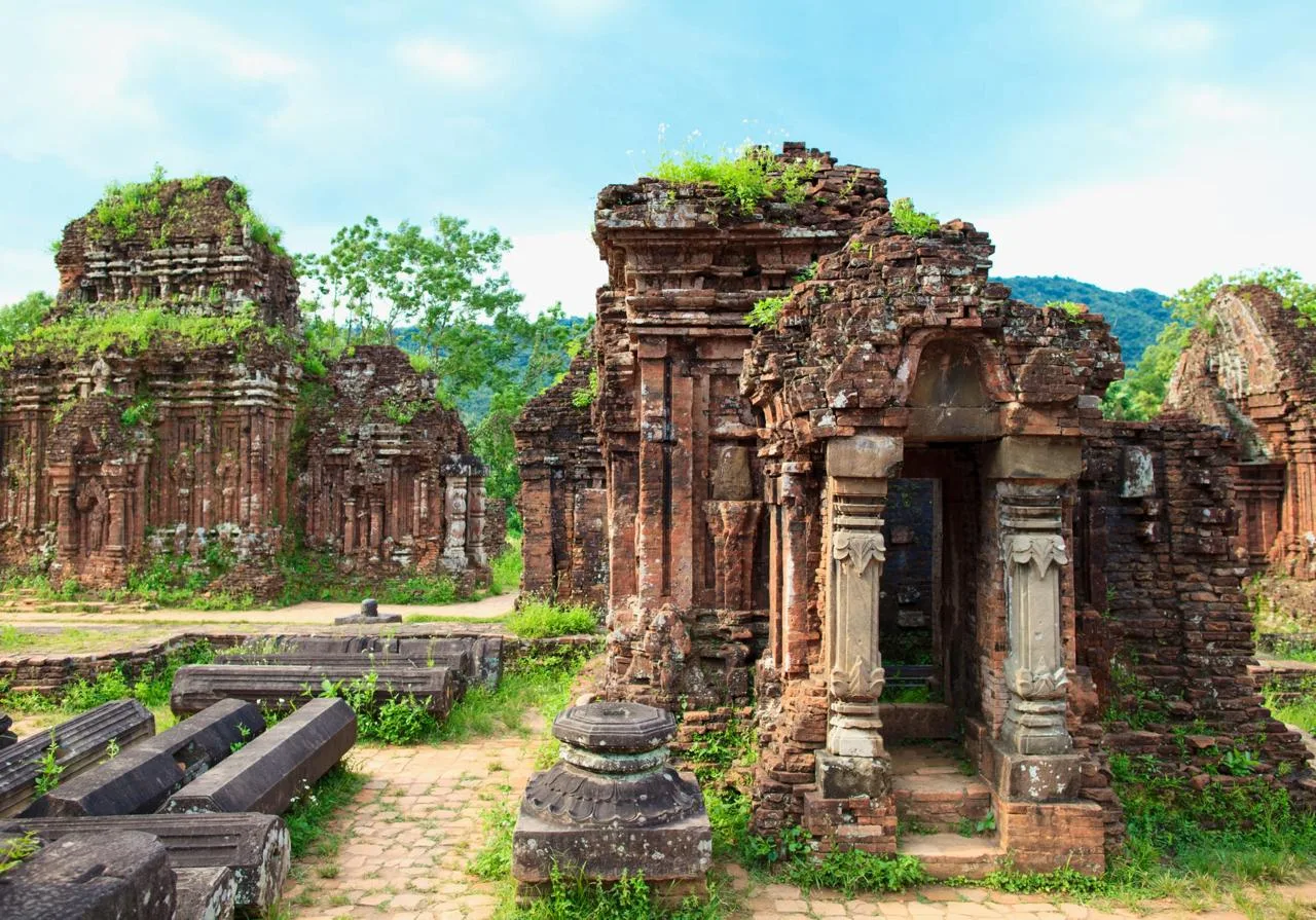 Храмовый комплекс Мишон, Вьетнам 🇻🇳  🔹 Мишон - храмовый комплекс в 30 км от Дананга, в прошлом выпол