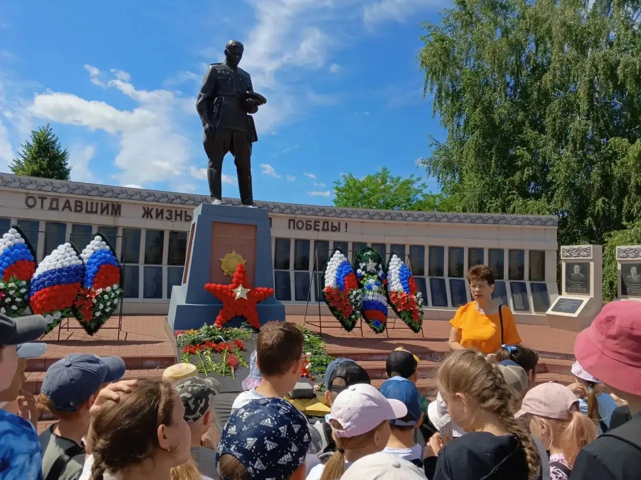 ДЕНЬ ПАМЯТИ И СКОРБИ

В этот день воспитанники и работники лагеря «Солнышко» почтили память тех, кто