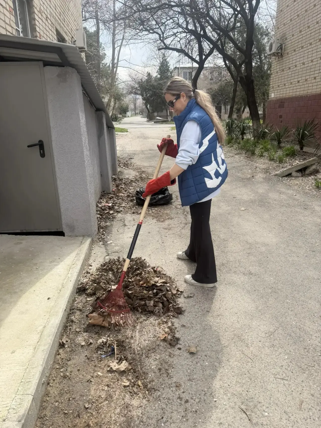 🌳 Чистота начинается с собственного двора: провели субботник на улице Маяковского