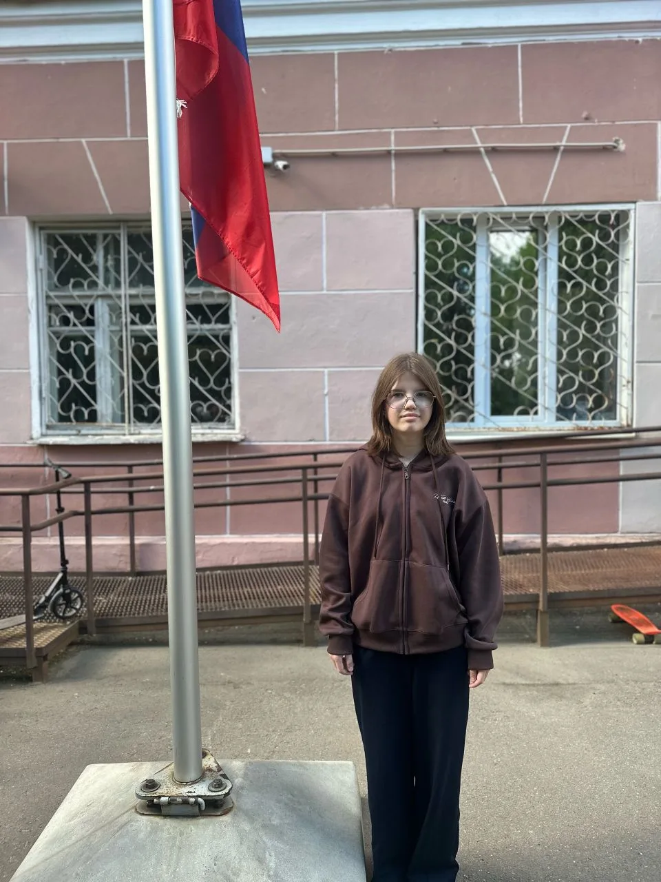 🇷🇺 Традиционно неделя в нашей школе начинается с поднятия Государственного флага РФ.