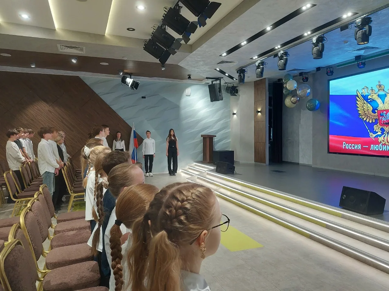 🇷🇺 Сегодня в обоих корпусах лицея состоялось поднятие государственного флага и исполнение гимна. На 