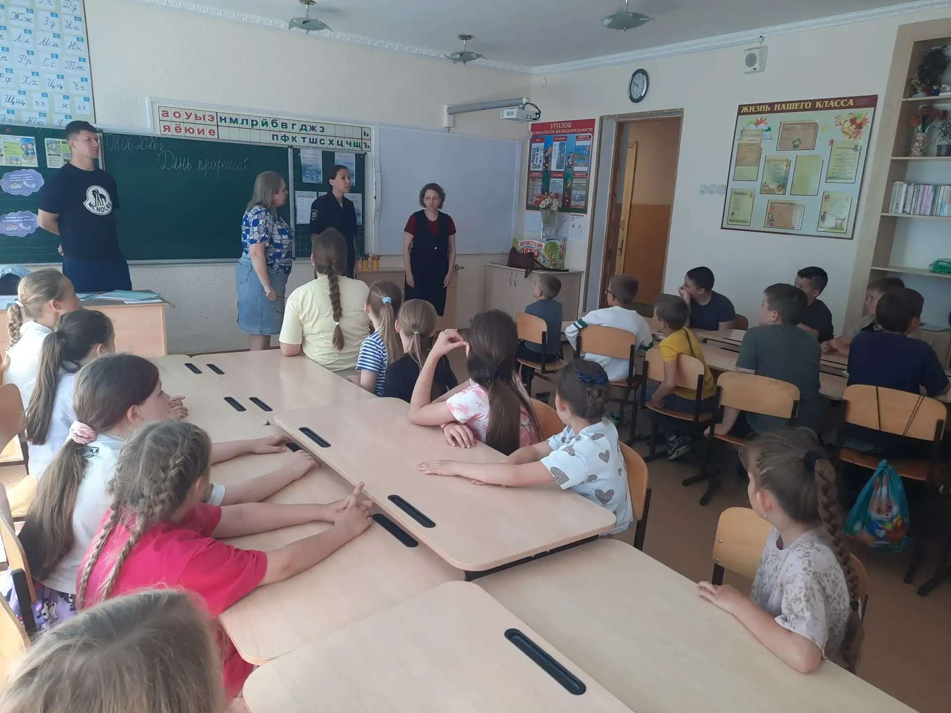 В Севастополе полицейские провели профилактическое занятие для школьников в рамках антинаркотической