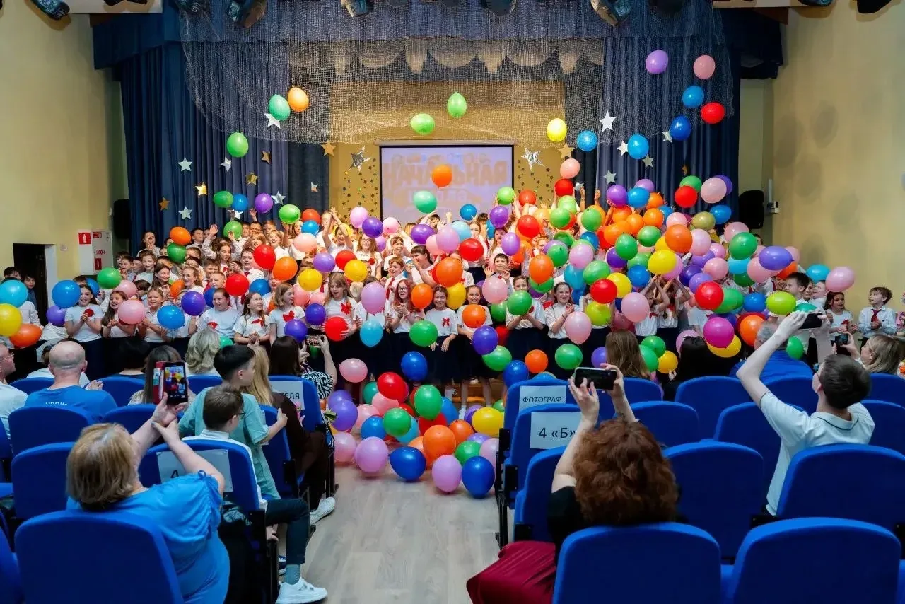 В начальной школе прошел торжественный выпускной 🎓  Ученики 4 классов попрощались с начальной школой