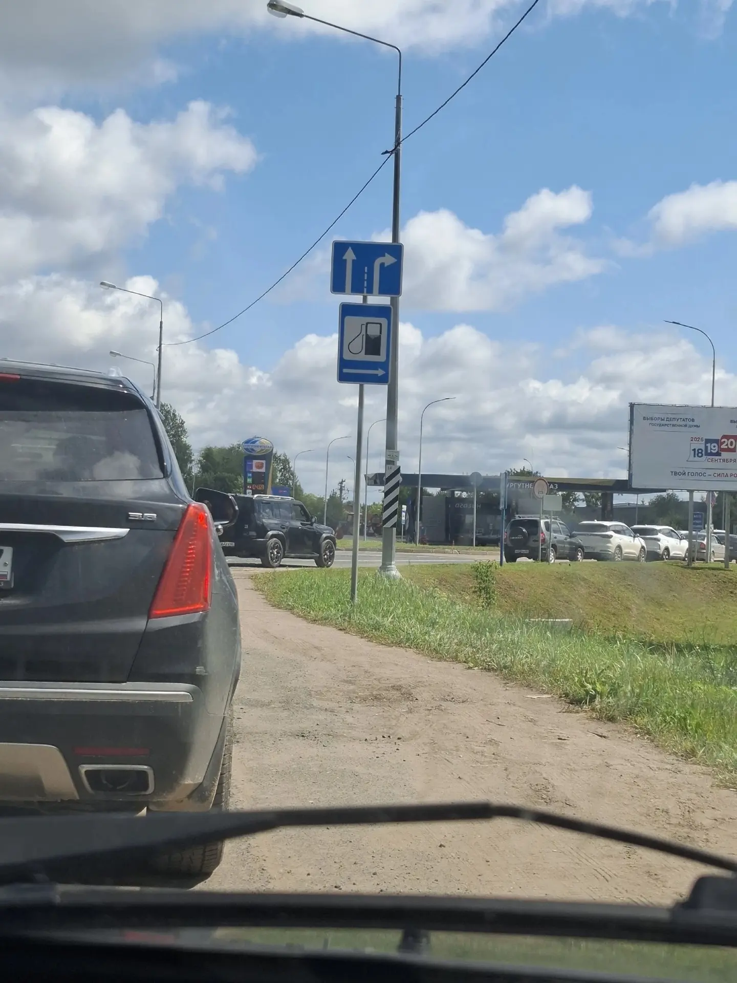 На почти всех АЗС топлива нет, а очереди при этом не становятся короче - машины стоят ч...