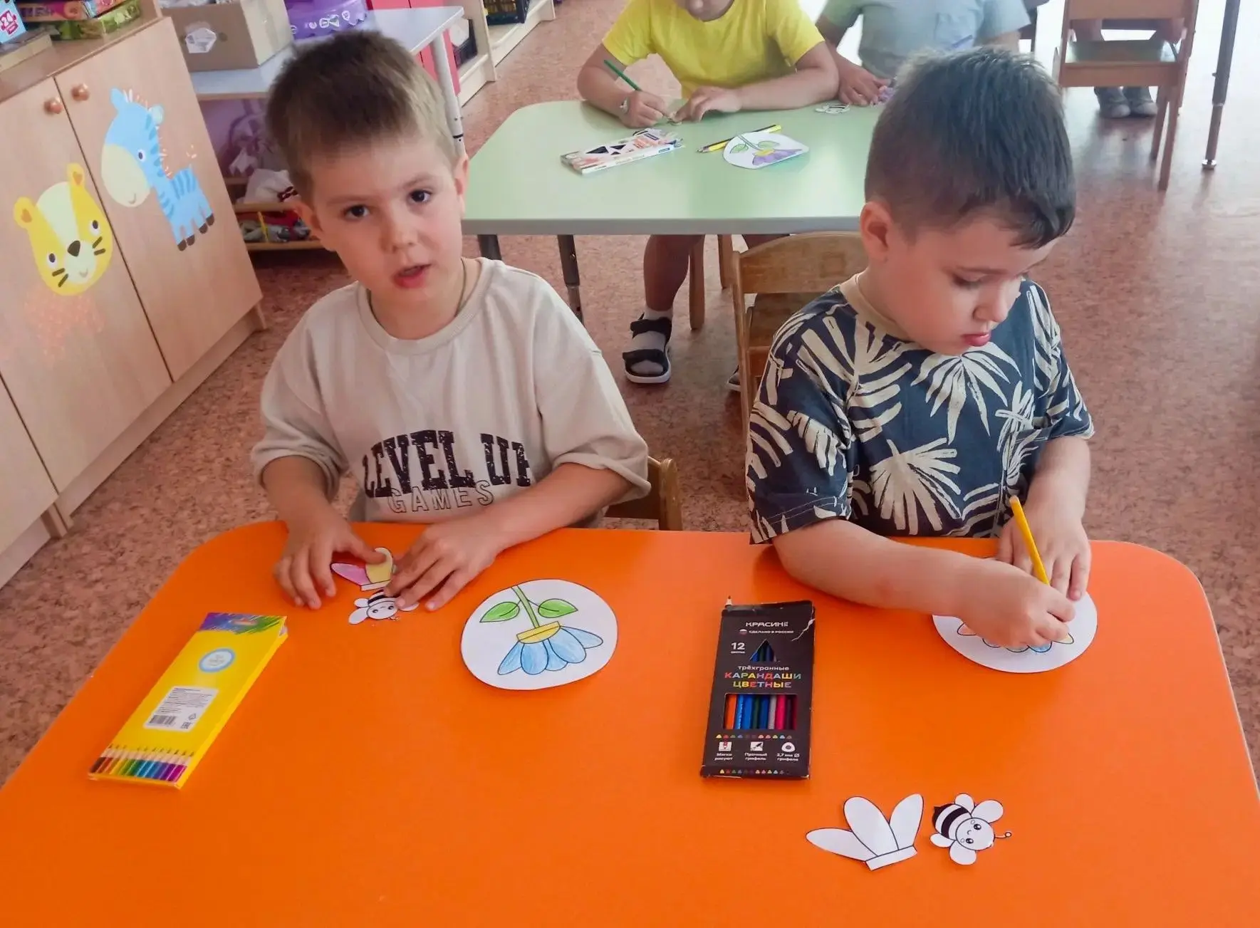 🐝 Маленькие исследователи больших тружеников! 🎨🌍
Сегодня мы с ребятами погрузились в удивительный