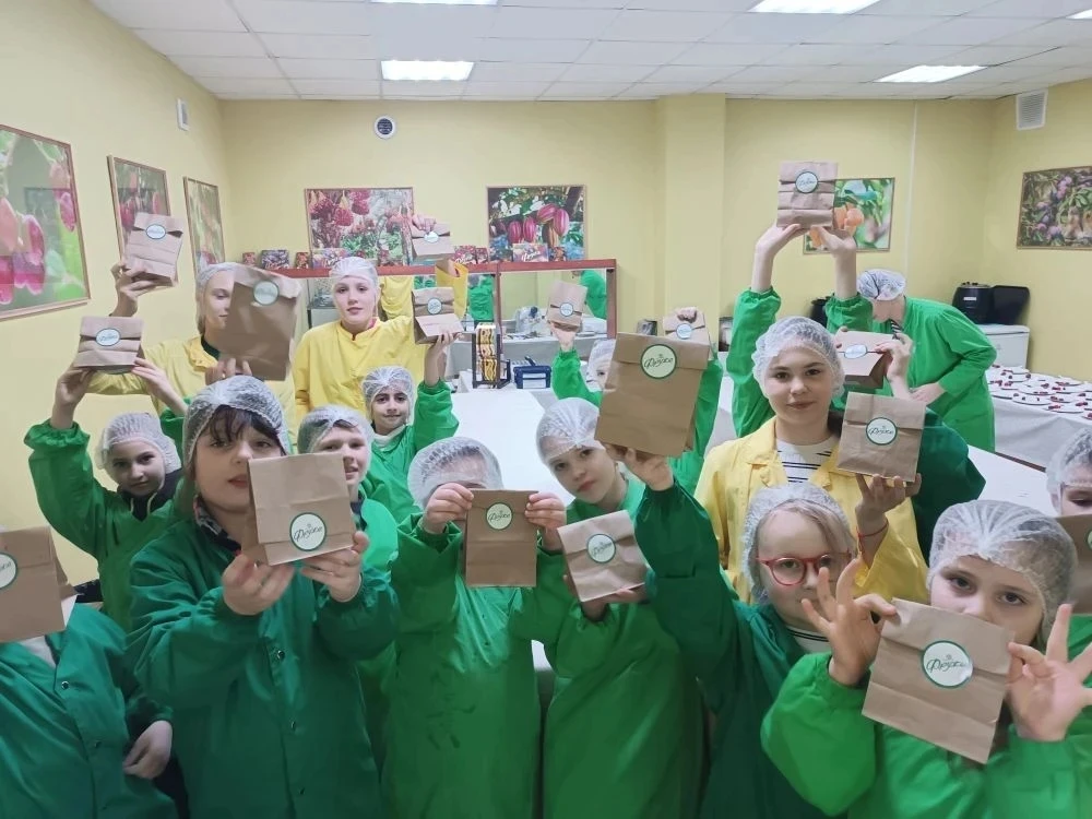 🍭 Сладкая экскурсия 1-х классов!  Сегодня для учеников 1 «А» и 1 «Б» распахнула свои двери фабрика «