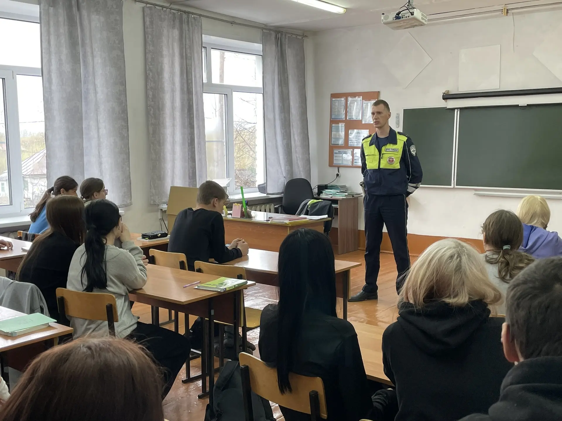 В понедельник, 27 апреля, нашу школу посетили инспектора дорожного движения МО МВД «Бел...