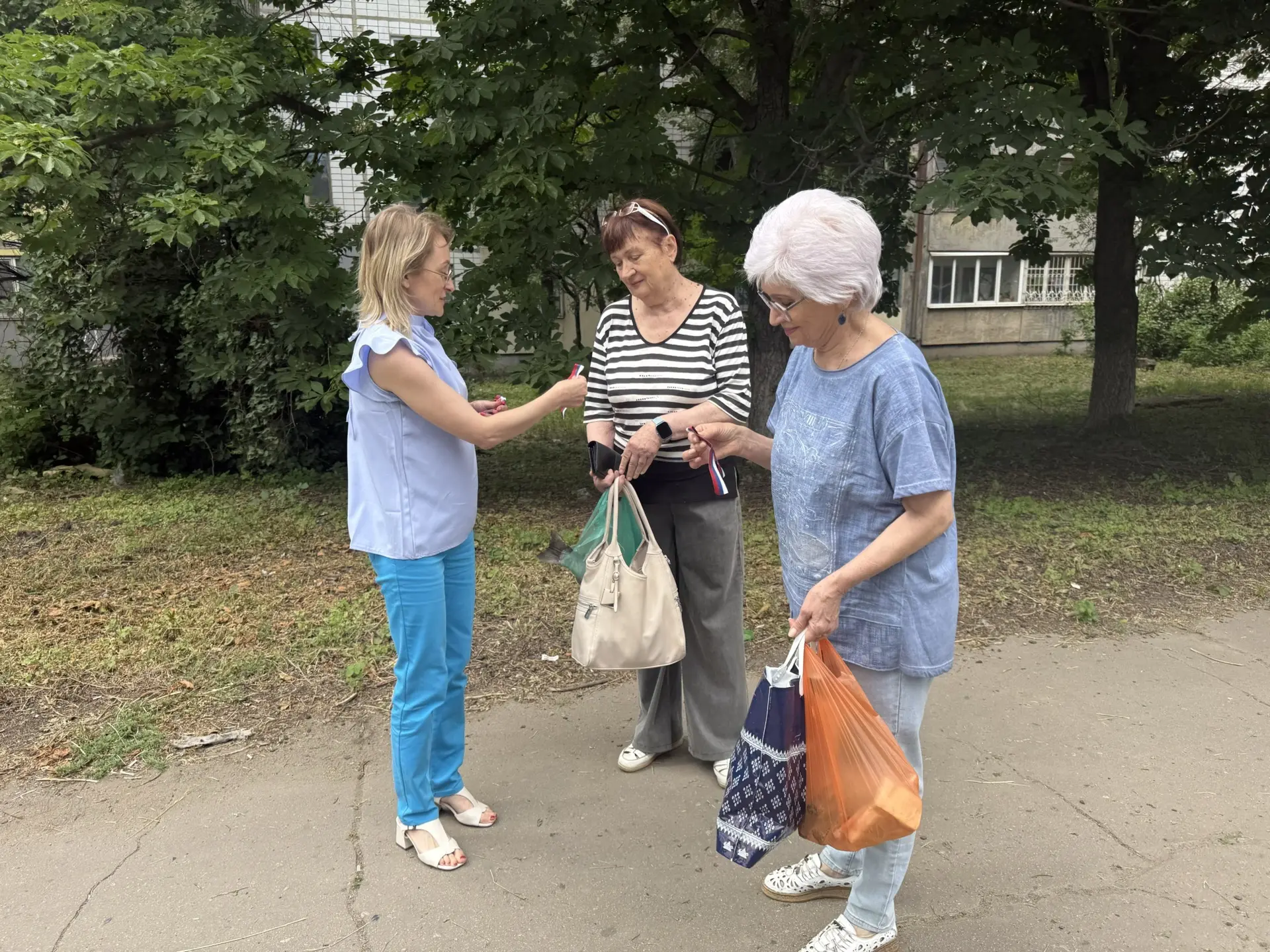 В Горняцком внутригородском районе прошла патриотическая акция: активисты раздали жителям ленточки в