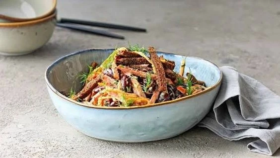 Салат с копчёной курицей, фасолью и морковью по-корейски Этот салат не только вкусный, но и неприлич