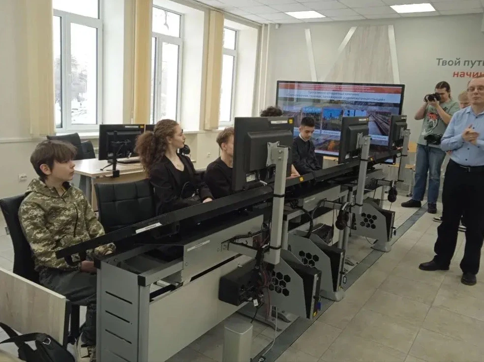 🏫ДЕНЬ НАУКИ В УрГУПС🏫  🎓Ученики нашей школы из 8г класса совместно с классным руководителем Смирново