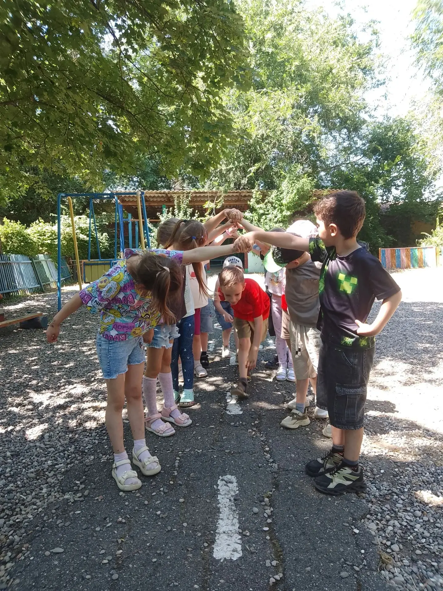 Солнце светит, ветерок — мы играем весь денёк! ☀️🌿 Сегодня на прогулке — классика: «Ру...