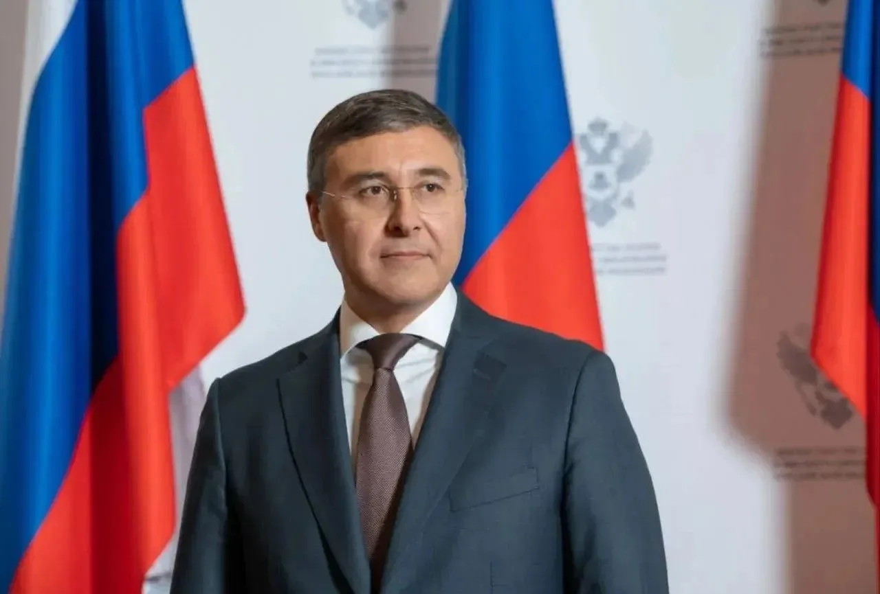 Уважаемые коллеги,
дорогие сограждане, друзья!
 
Сердечно поздравляю вас с Днем России!
 
Этот празд