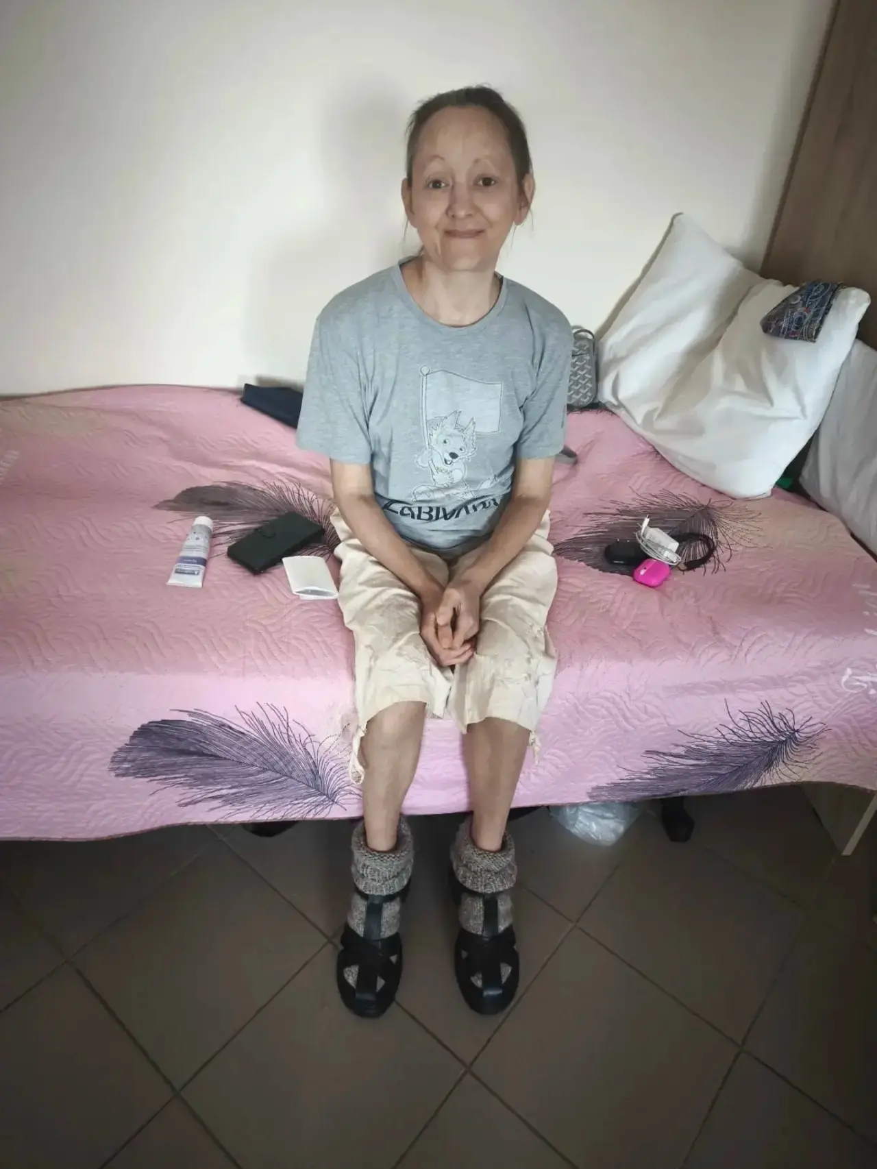 Больную женщину из заброшенного дома в Рыльске перевезли в ПВР в Курске