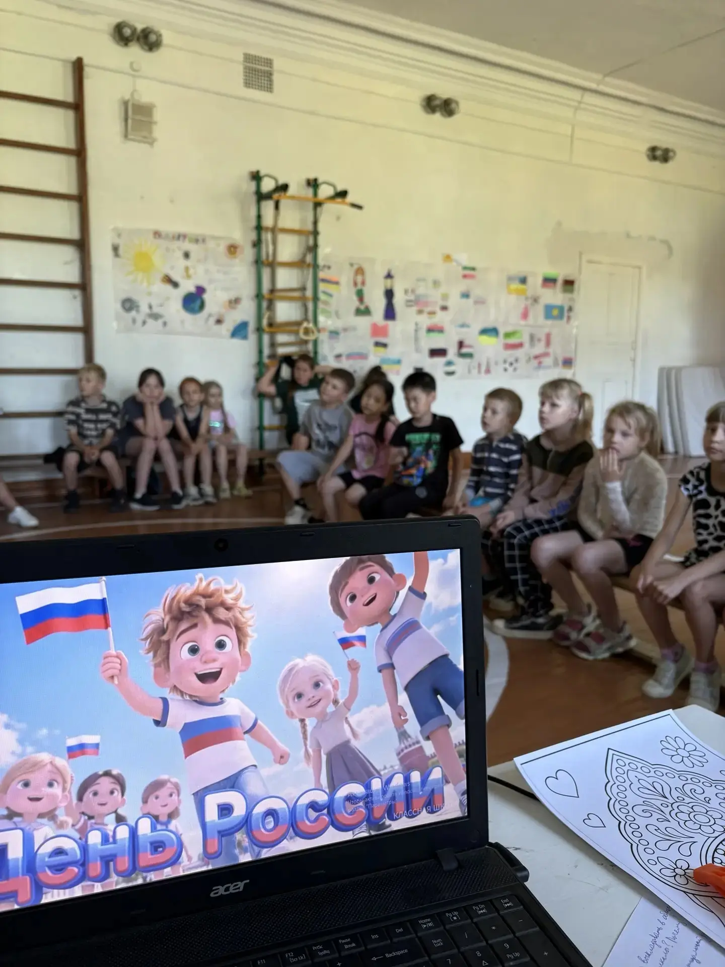 🎨 «Рисуй, Россия!»: краски нашей Родины в летнем лагере!

В преддверии Дня России ребята из нашего 