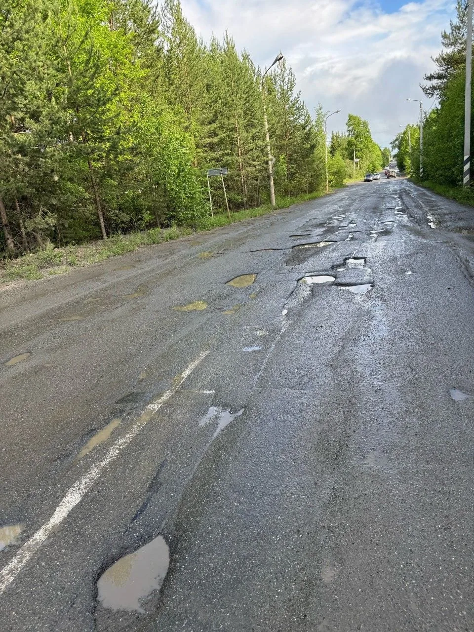 🚗 «Яма на яме!» — горожане жалуются на дорогу до Малой Лимки