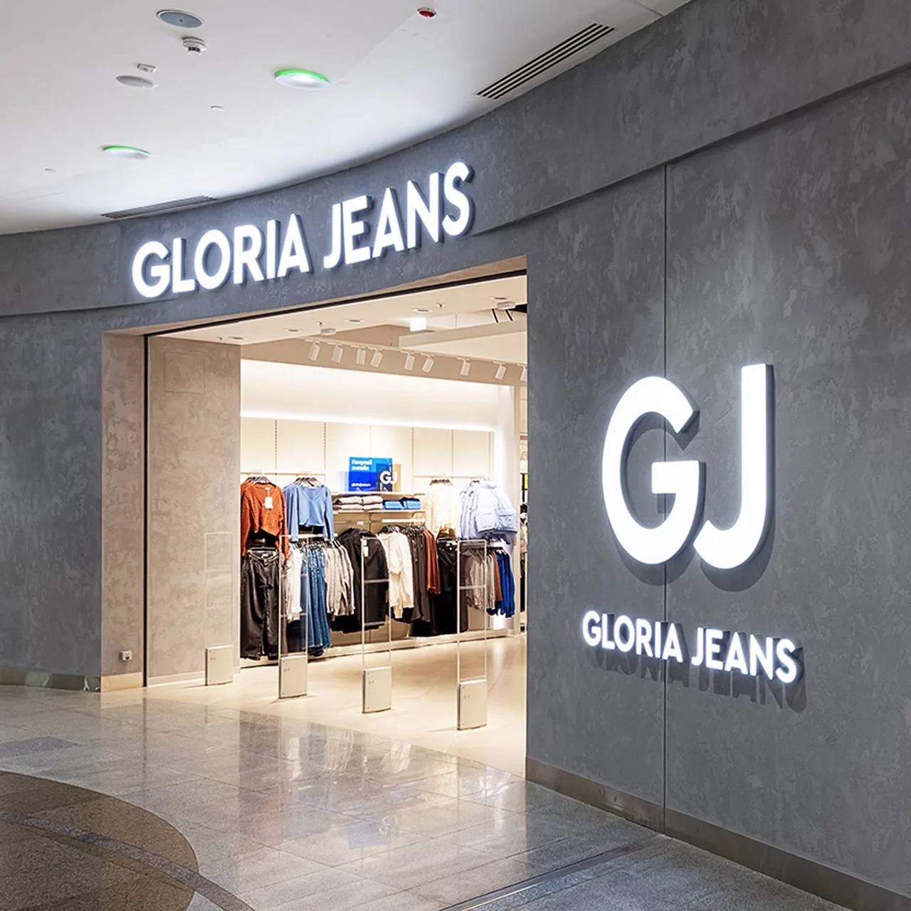 Оказывается, еще с 2025 года Gloria Jeans организовывает штаб-квартиру в Дубае, куда в конечном итог