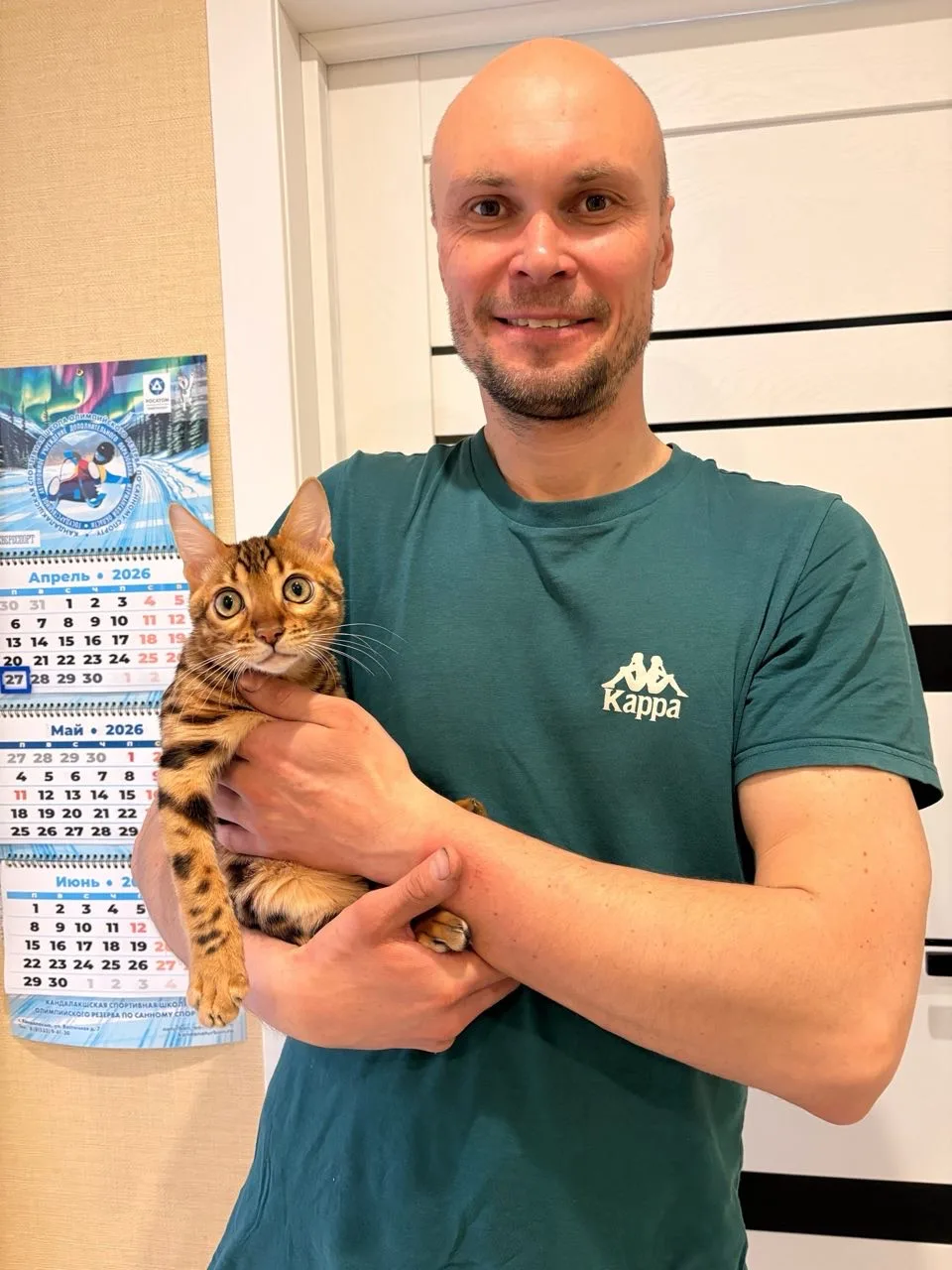 Милота дня 🥰 Спортсмены сборной России по санному спорту (дисциплина натурбан) в окружении своих дом