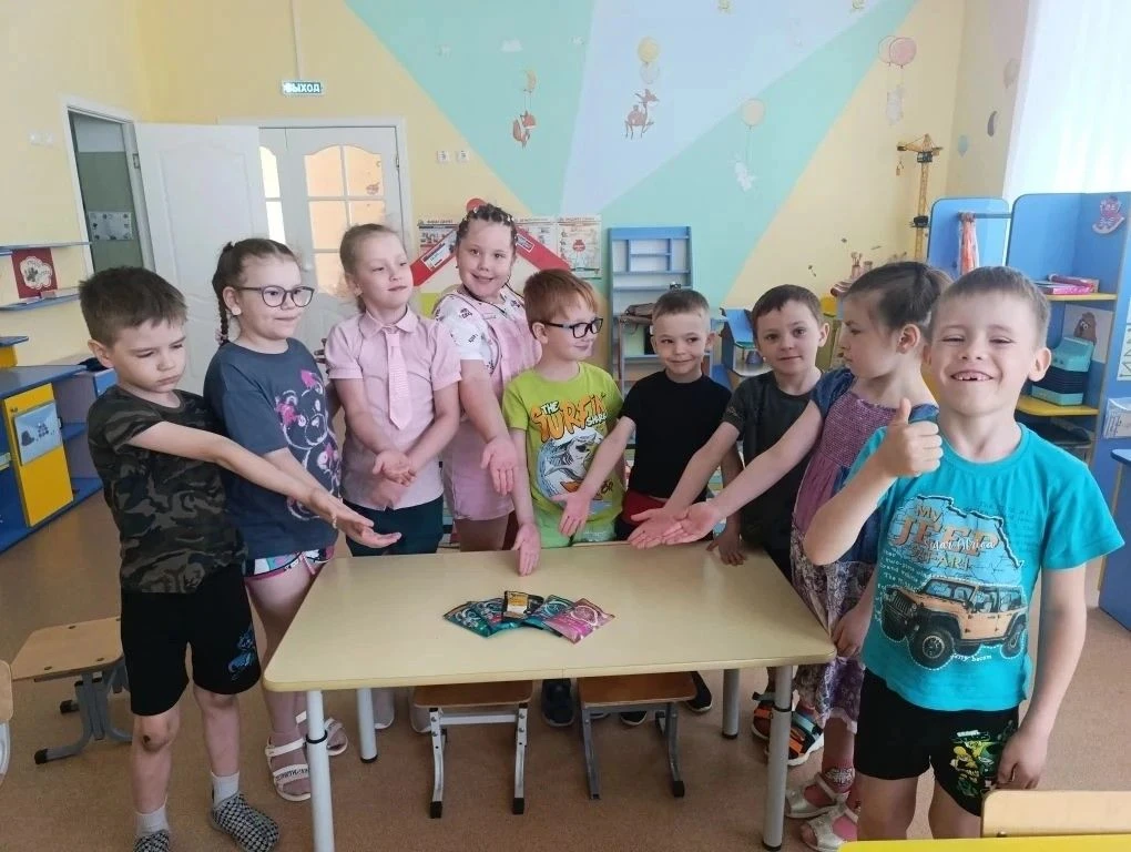 Это было не просто сбор корма. Это был урок доброты.
Знаете, бывают моменты, которые согревают сердц
