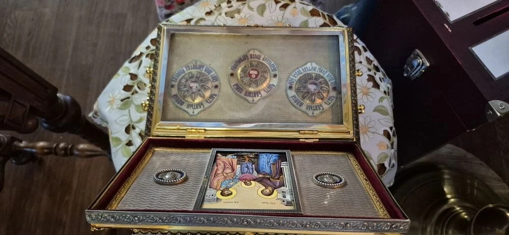 Предание и история По преданию, незадолго до Успения Богородица передала Пояс и Ризу двум благочести