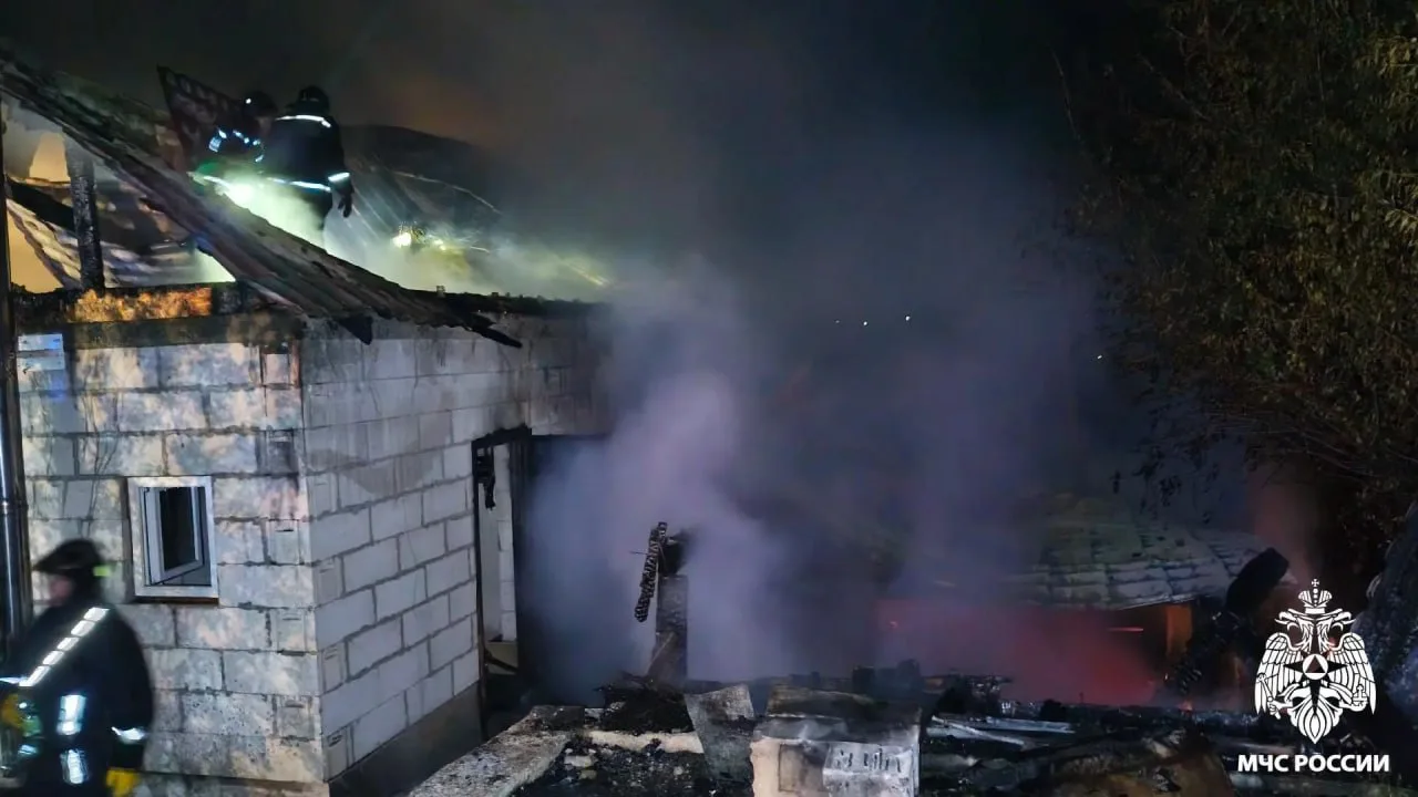 В Новокузнецке ликвидировали пожар в частном доме