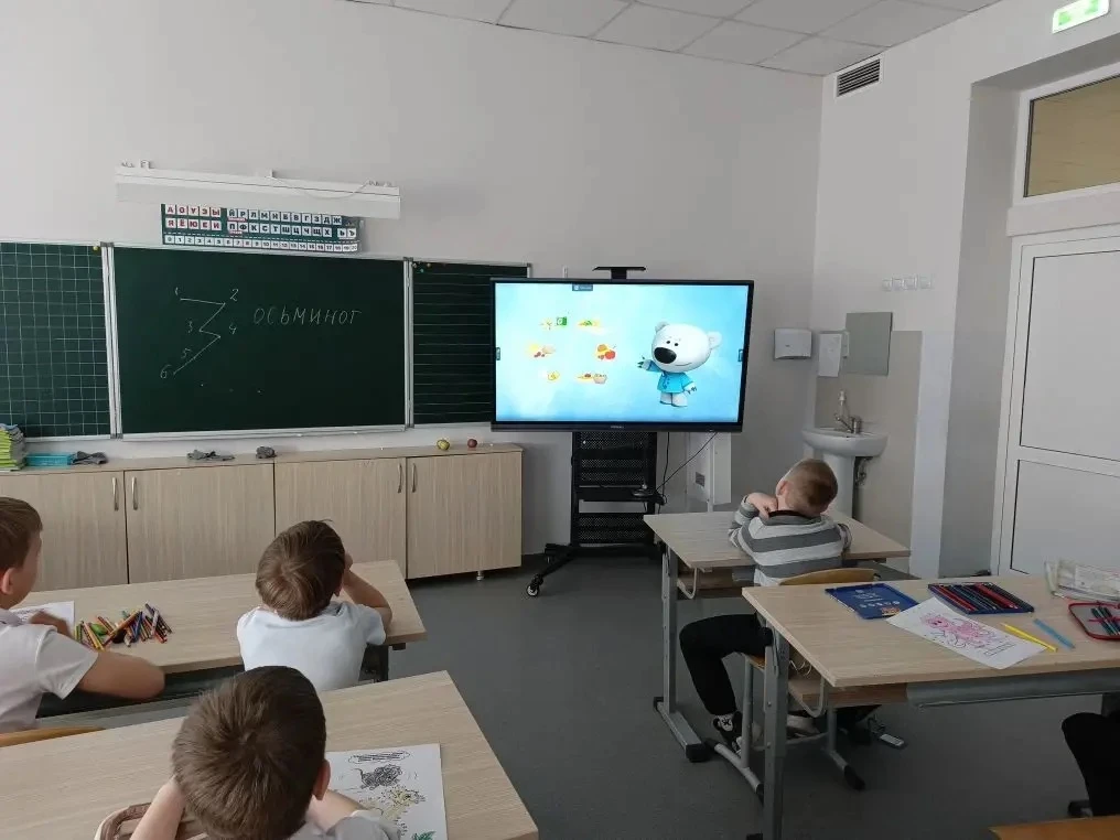 Классные руководители нашей школы провели для младших школьников беседу о здоровом питании 🍎🥦.  Они 