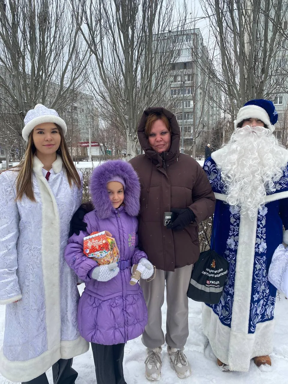 ❄️Тепло наших рук — жителям района! ❄️  🎄Предновогодняя суета — это время дарить добро и внимание те