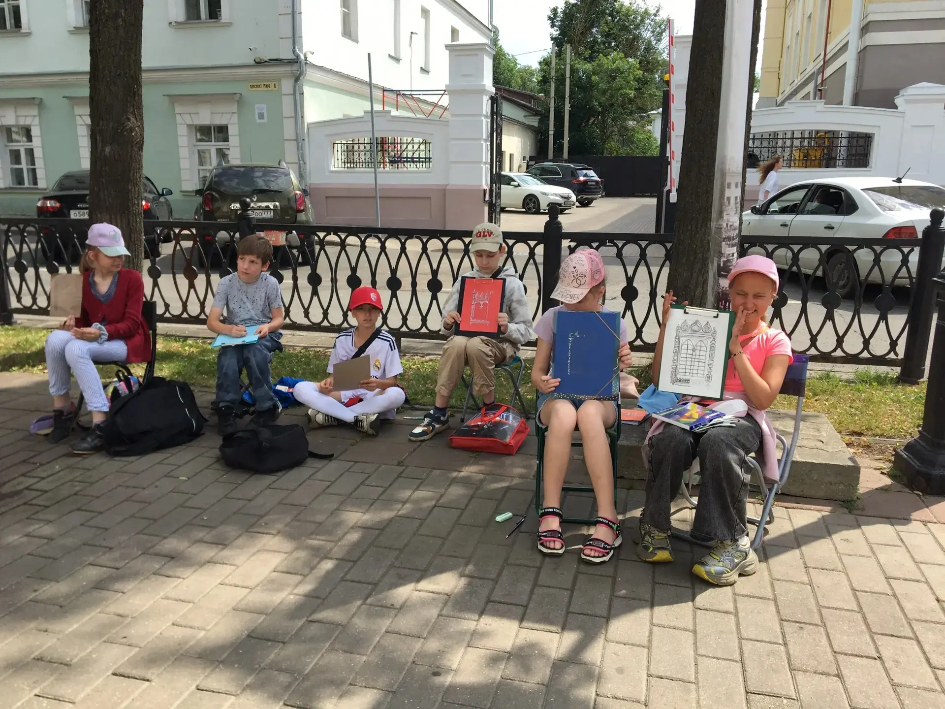 22 июня, проспект Мира ожил под кончиками карандашей  юных художников. Они с увлечением запечатлевал