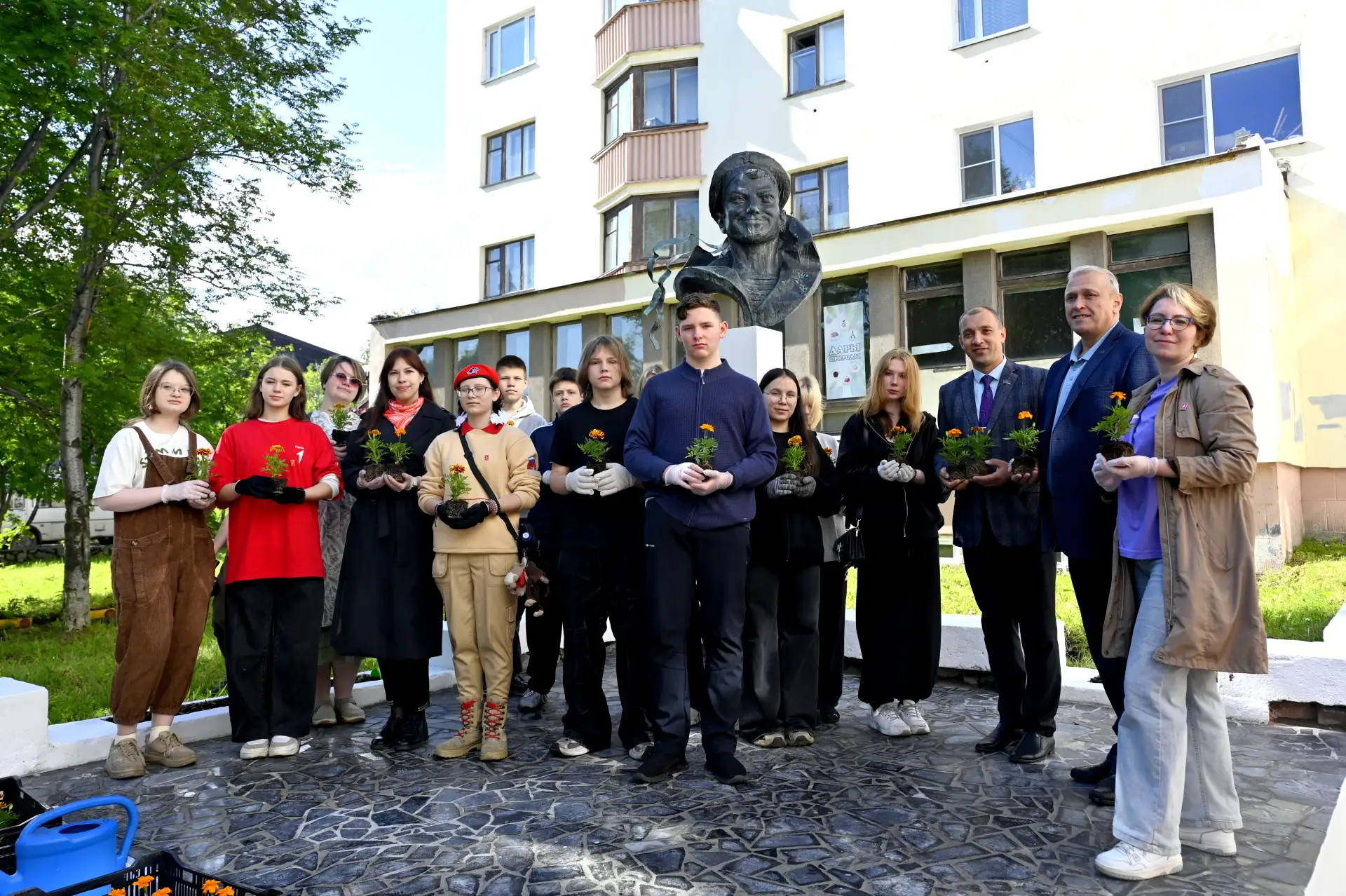 Обновленный памятник юнге Северного флота Саши Ковалева торжественно открыли вчера у До...