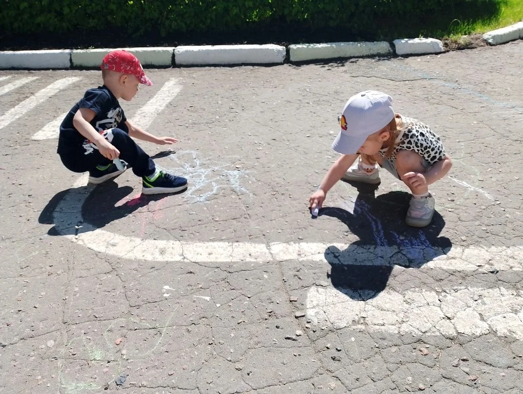 Рисуем летом мелом на асфальте с детьми второй младшей.
…Это правда! Ну, чего же тут скрывать?
Дети 