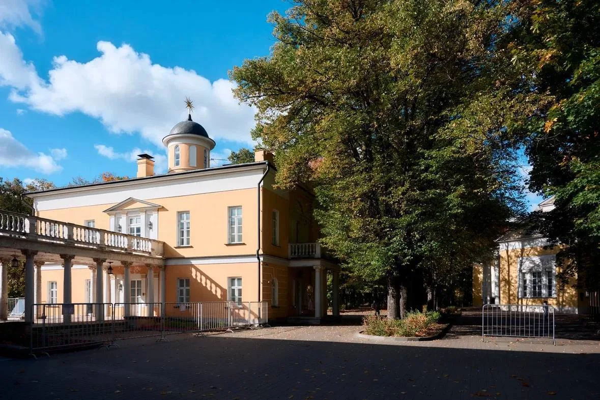 🍂 Осень укрывает усадьбу Люблино золотыми красками
