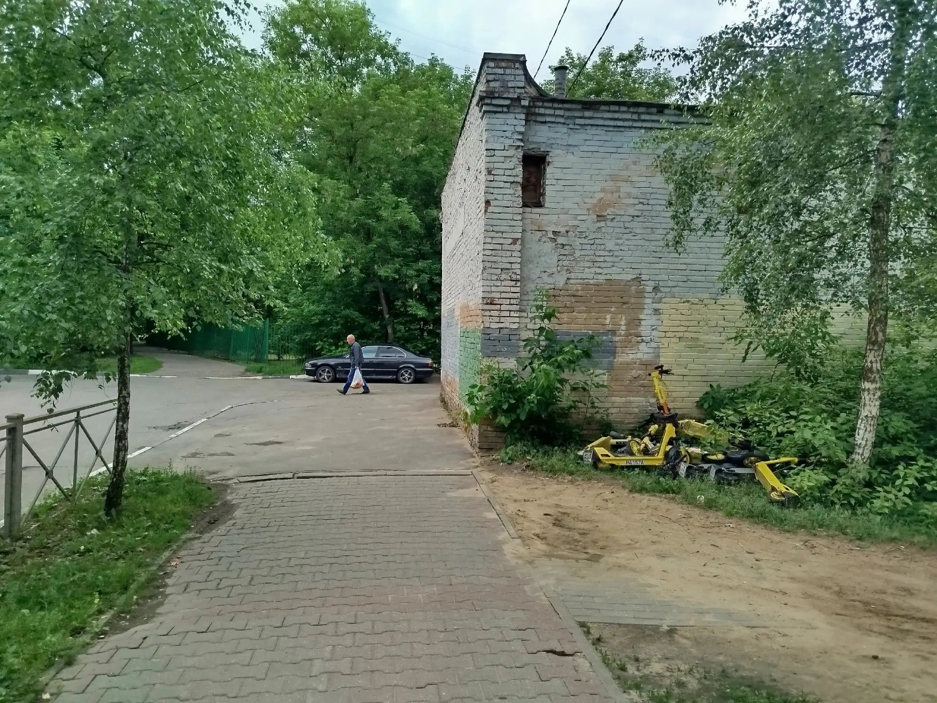 Улица Попова 13б очень жалко самокаты