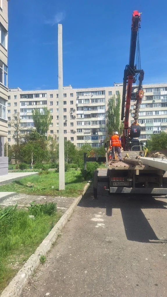 В Орджоникидзевском районе энергетики обновили электроопоры  Работы по замене электроопор сотрудники