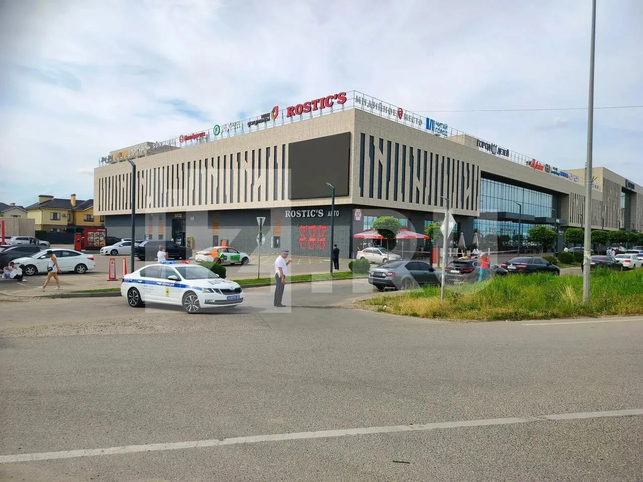 Молодой человек ворвался в торговый центр в Краснодаре и нанес ножевые ранения посетителям. 

Главно