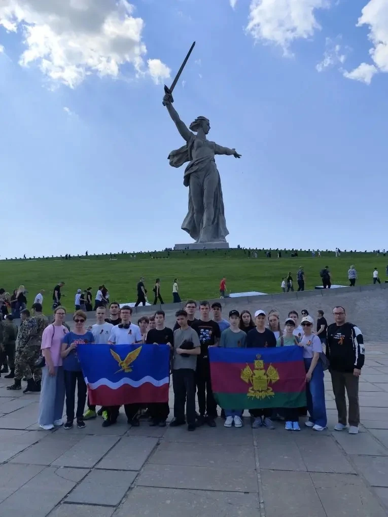 День Победы в Городе-герое Волгоград 9 мая 2026 года, группа учащихся и учителей школы №4 посетили Г