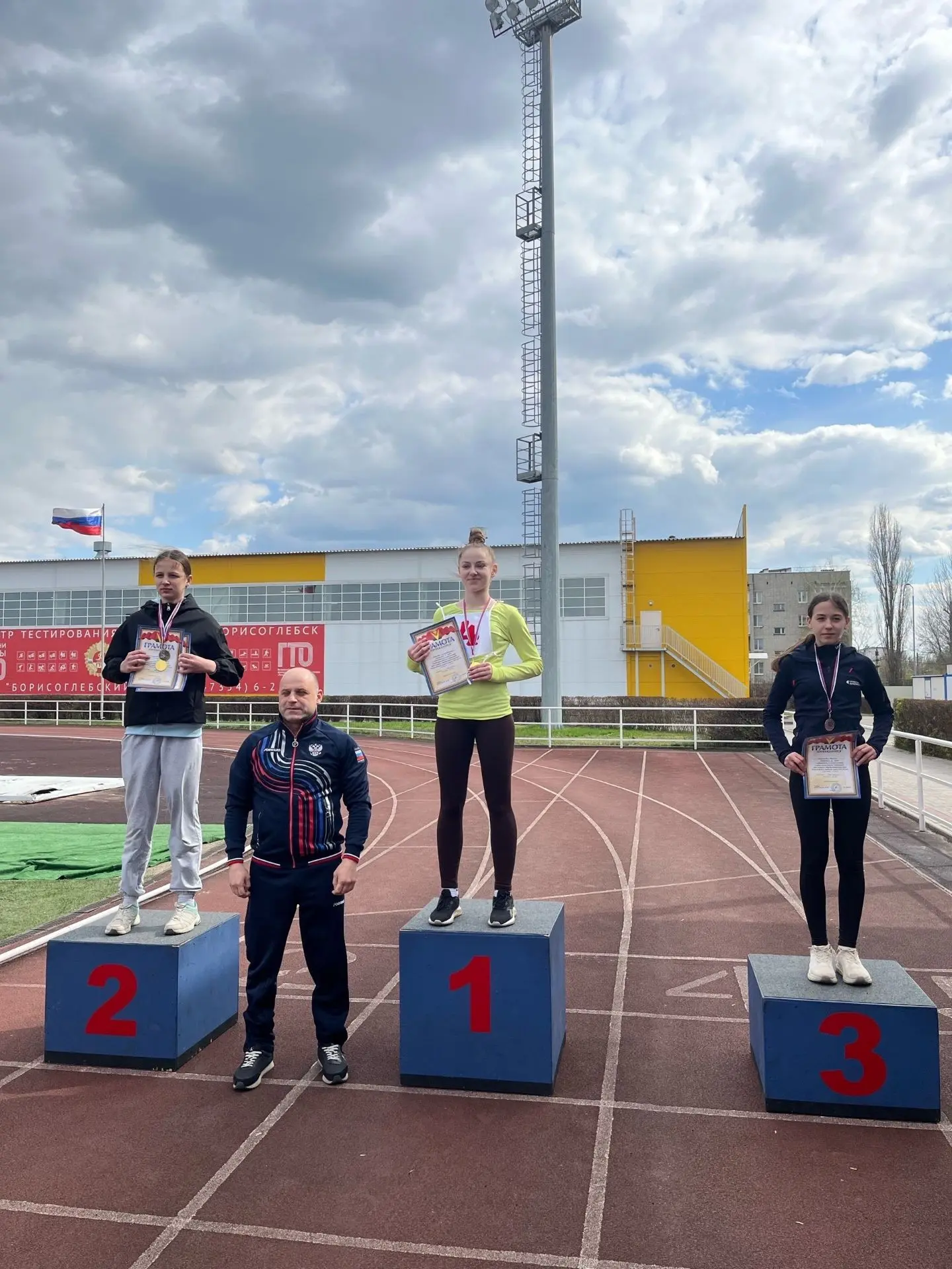 Легкоатлеты школьной Спартакиады покоряют вершины и выполняют нормы ГТО! 23 апреля на спортивных аре