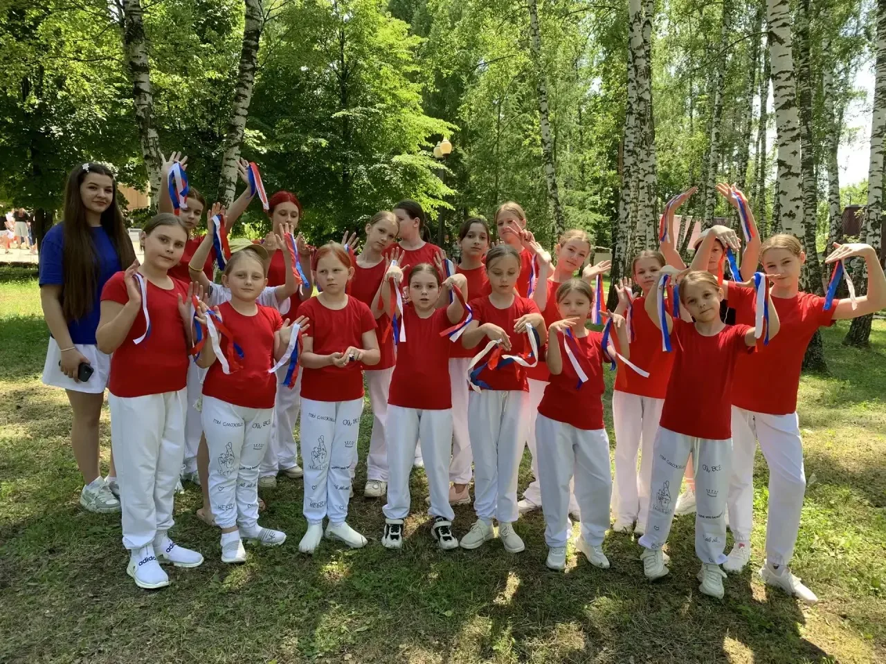 ОХК «Росинка» (рук. Сотникова Т. А.) поздравляет всех с Днём России!🇷🇺

#РодинойГоржусь48
