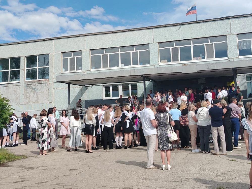 Вот и последние звонки. Кто-то выдохнул, а кто-то набрался терпения и ждёт вместе с дет...