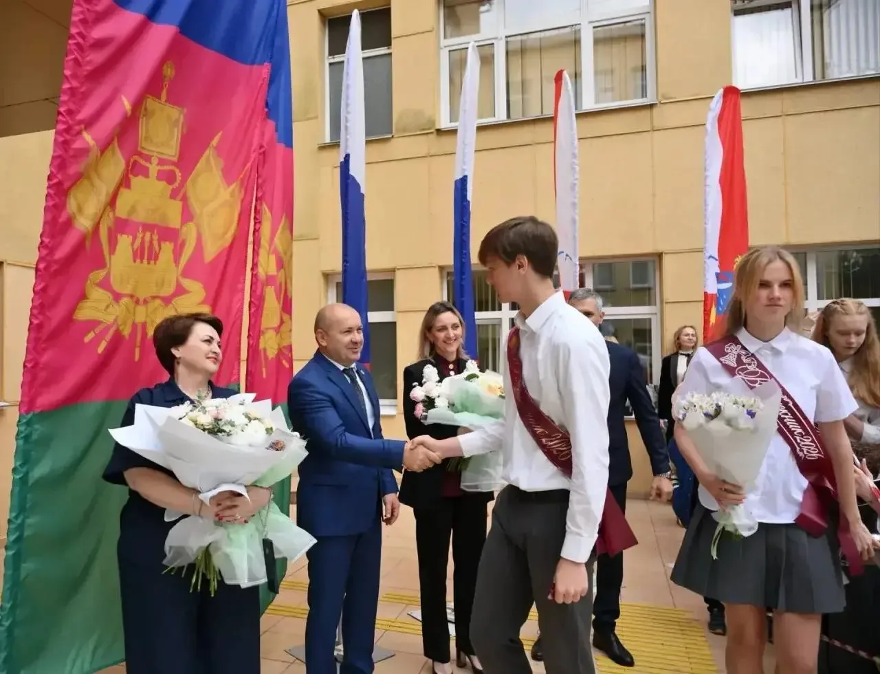 🔔 Сегодня для выпускников прозвучал последний звонок — 2026!  Дорогие выпускники!   🔔Этот звонок — с