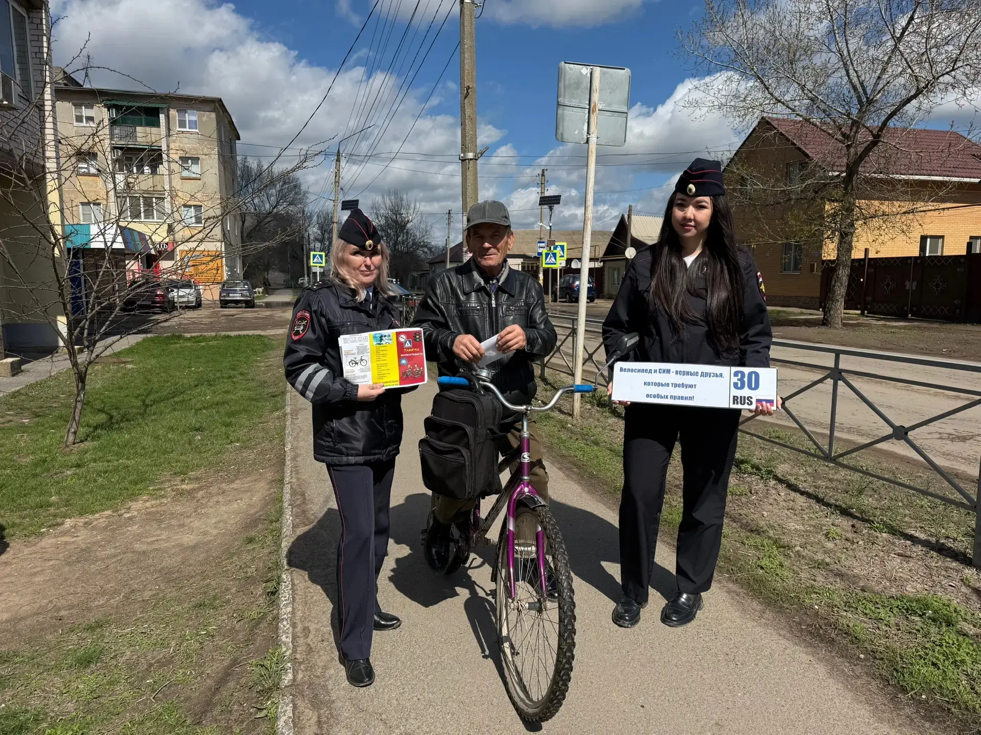 🔹В Ахтубинском районе прошёл рейд по безопасности велосипедистов и пользователей СИМ  🔹10 апреля 202