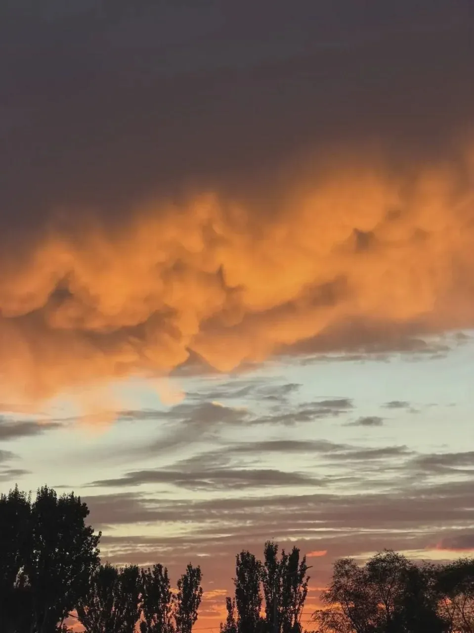 🌅 День завершается ярким закатом