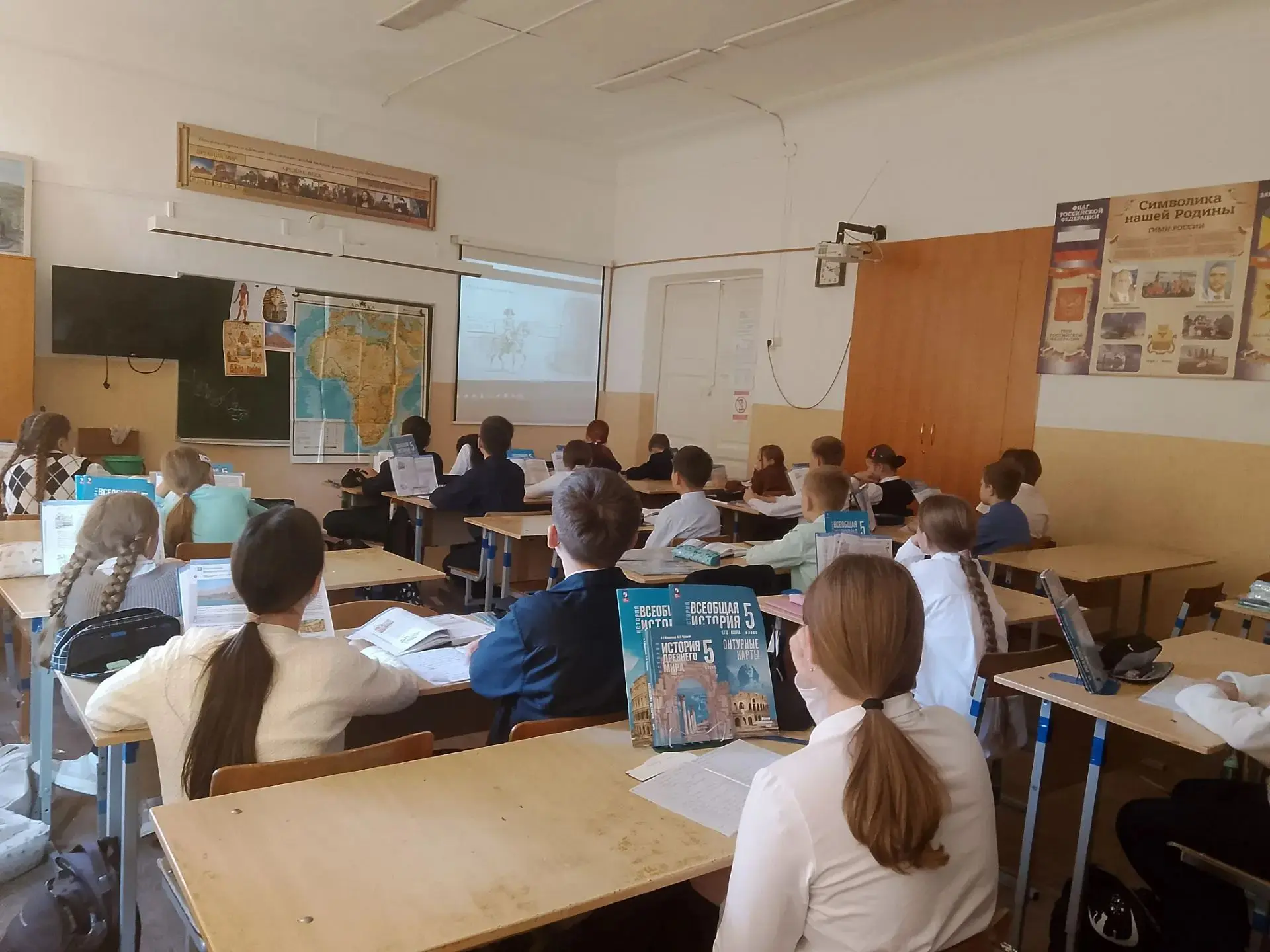 🍂 Сегодня на уроках истории в 5-х классах ребята погрузидись в мир государства Древнег...