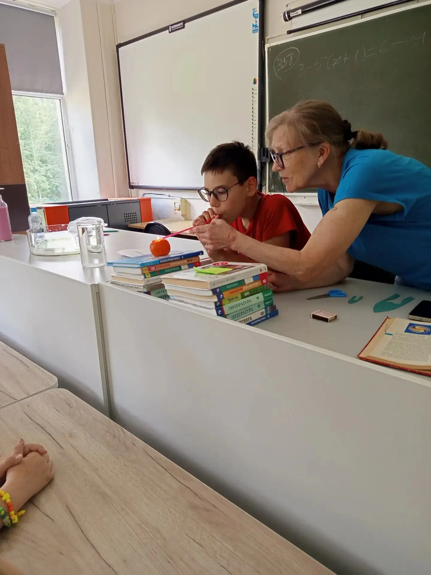 "Ох, уж эта физика!". 16.06. ребята окунулись в увлекательный мир физики.  И в этом им помогла учите