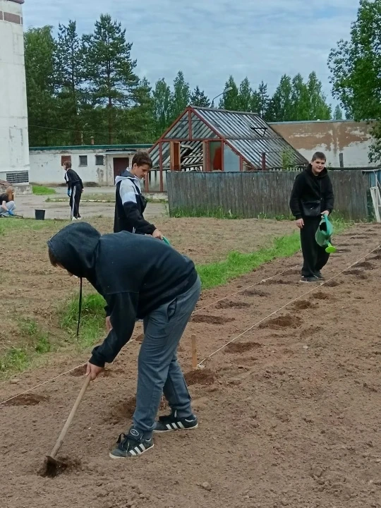 💯 Трудовые будни в самом разгаре❗

📌Наш лагерь труда и отдыха продолжает свою активную работу! Лет