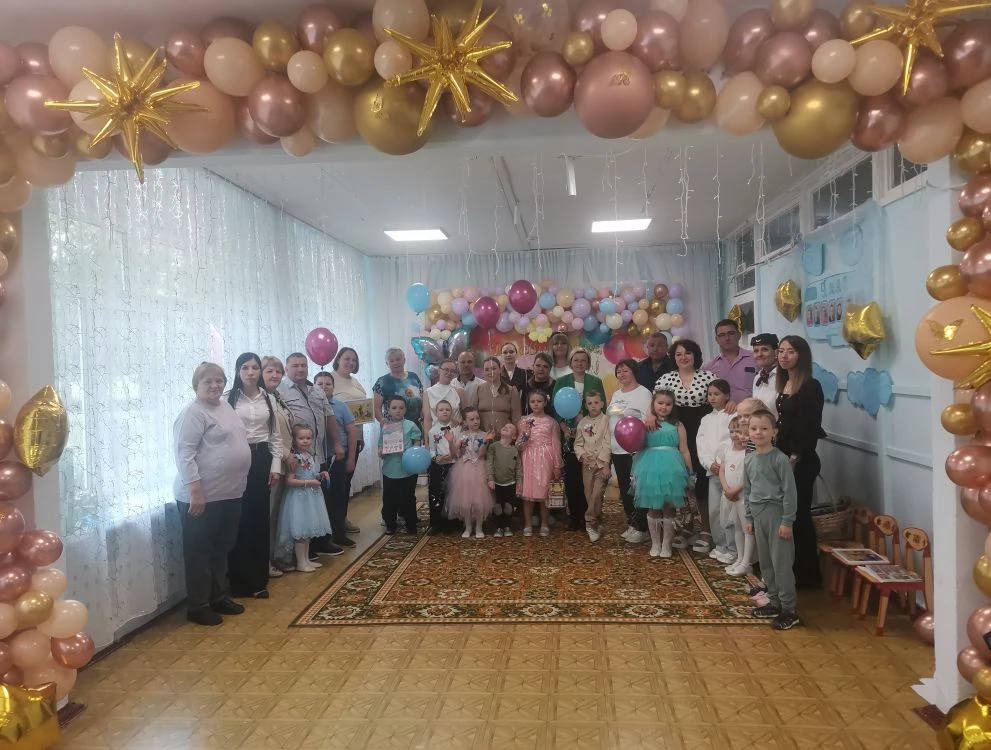 Выпускной бал — это тот самый момент, когда на глазах у мам и у воспитателей появляются...