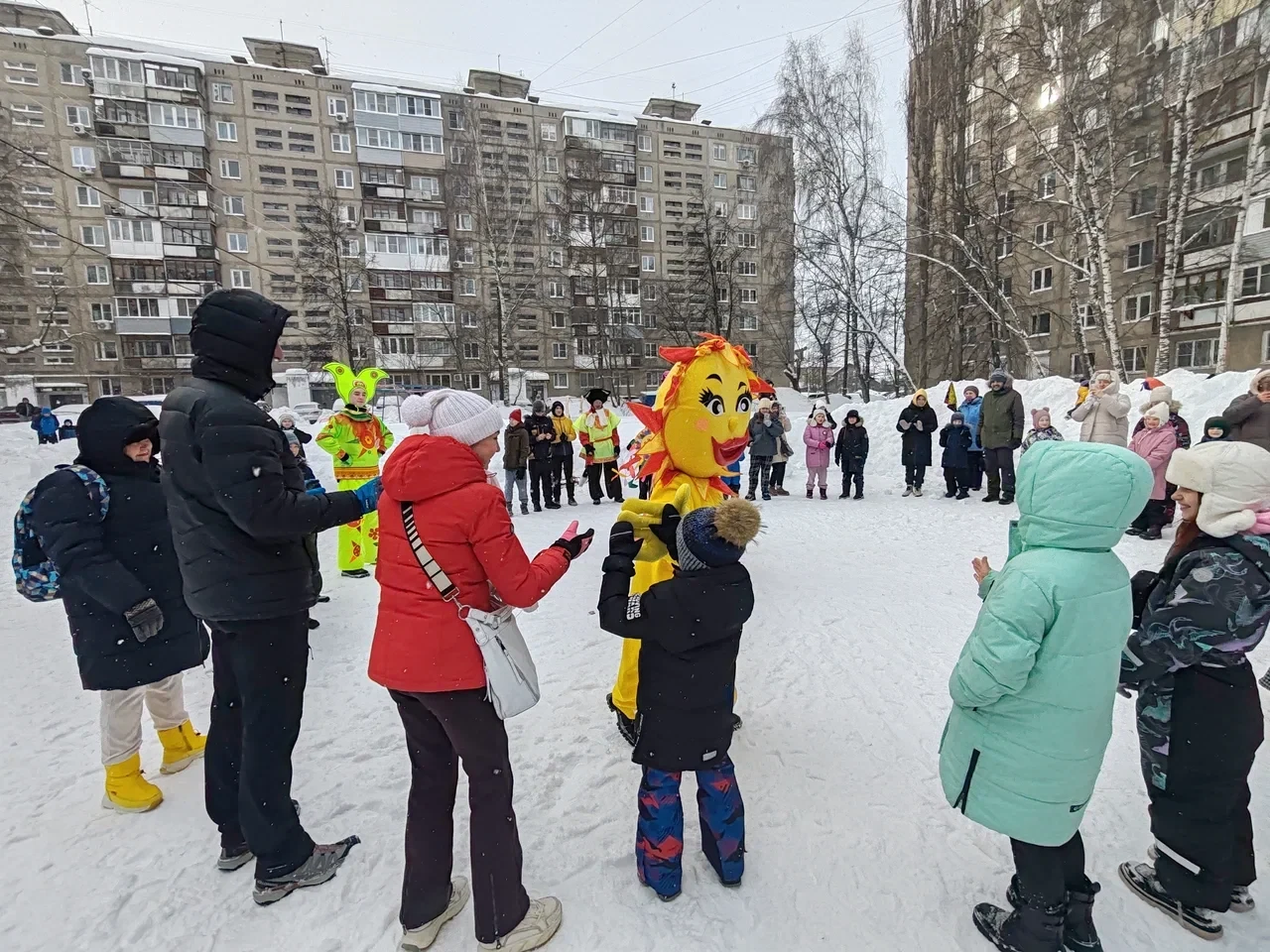 Домоуправляющая компания Советского района организовала праздничное мероприятие «Масленица» во дворе