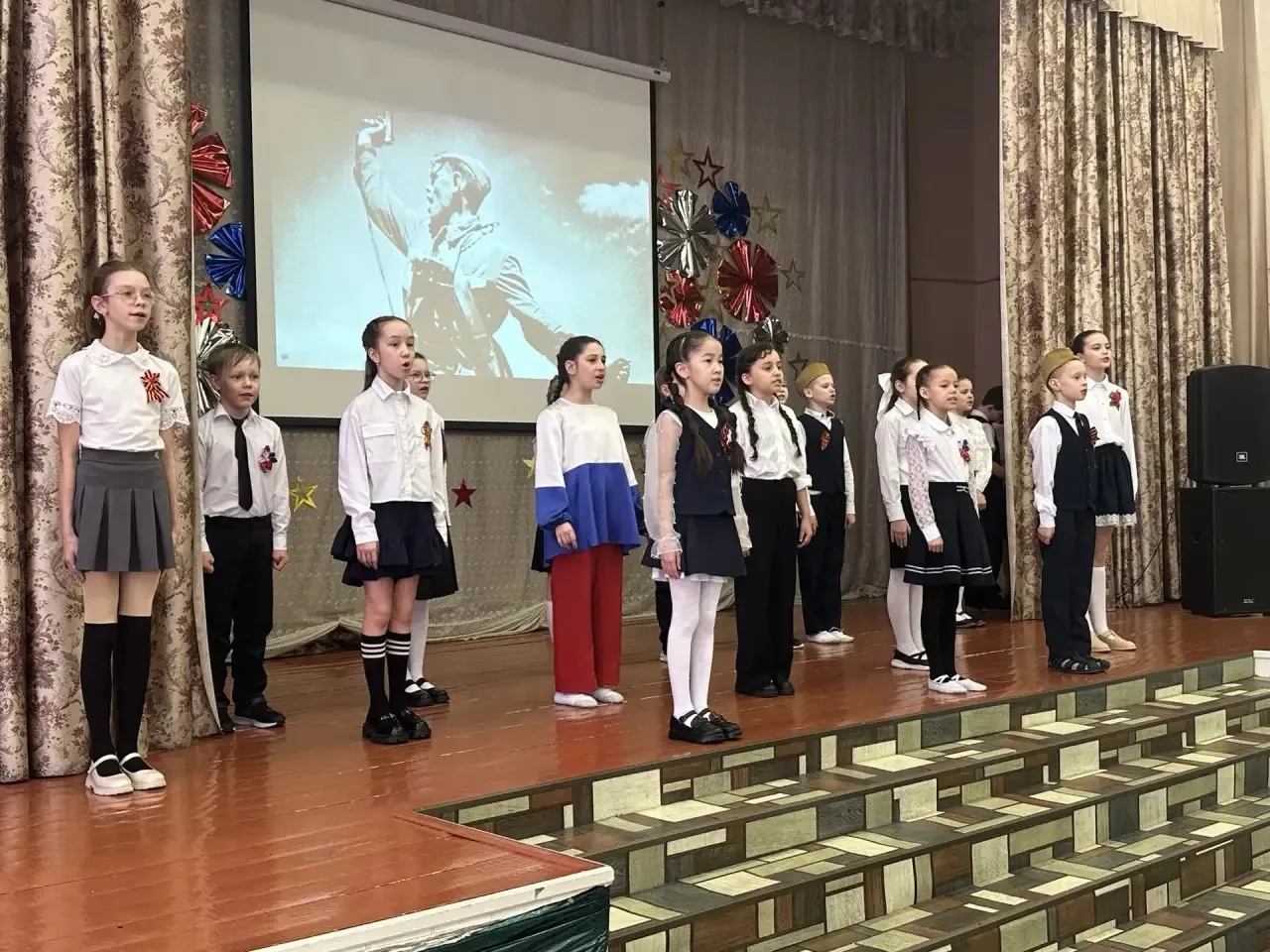 В нашей школе прошёл замечательный концерт, посвящённый Дню Победы🎗️На сцене блистали ...